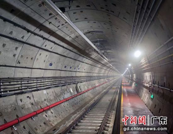 冲洗过程的隧道。中铁二局 供图