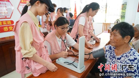 突击队为乳源瑶族自治县方洞村空巢老人测量血压。江门中医药职业学院供图