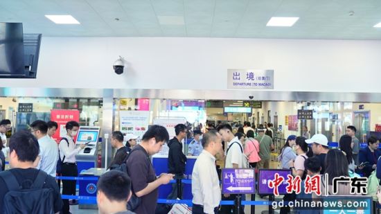 湾仔口岸上半年查验出入境人员超88.8万人次。许嘉伟 摄 湾仔口岸上半年查验出入境人员超88.8万人次。许嘉伟 摄