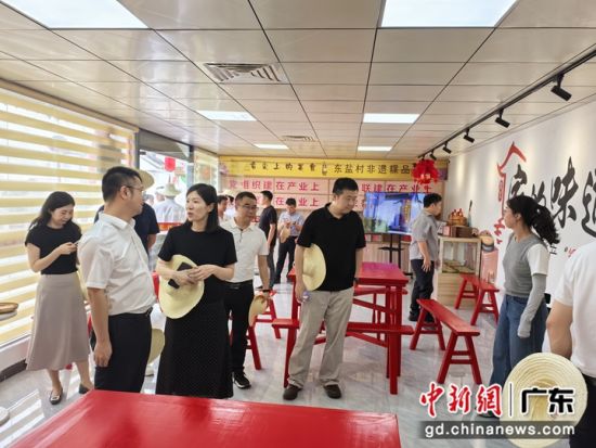 _cuva湾区青年企业家参观东盐村非遗粿品工坊。 主办方 供图 _cuva湾区青年企业家参观东盐村非遗粿品工坊。 主办方 供图