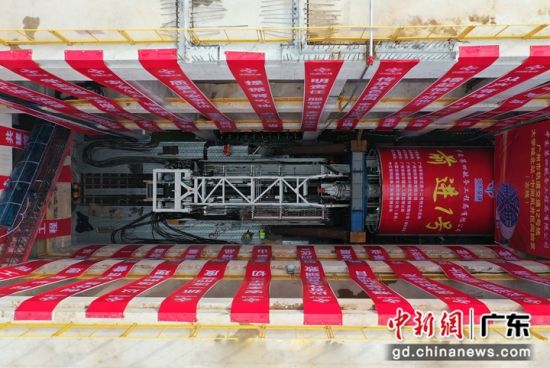 盾构机“前进1号”顺利下井。刘敬乐 摄 盾构机“前进1号”顺利下井。刘敬乐 摄