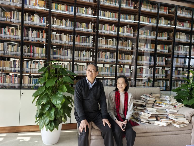 陈平原、夏晓虹夫妇在“陈夏书房”合影。首都图书馆供图